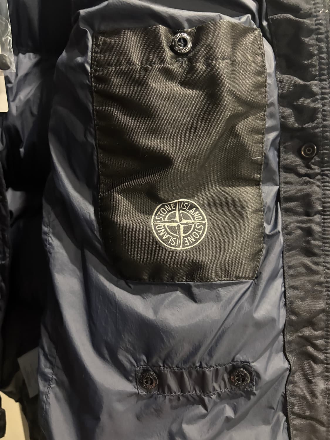 [풀구성/매장정품]24FW스톤아일랜드 크링클랩스 후드 다운자켓 M 네이비 상품이미지7