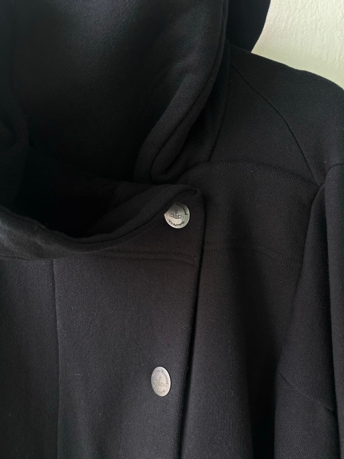 비비안 웨스트 우드 하이넥 사선 버튼 자켓  상품이미지3