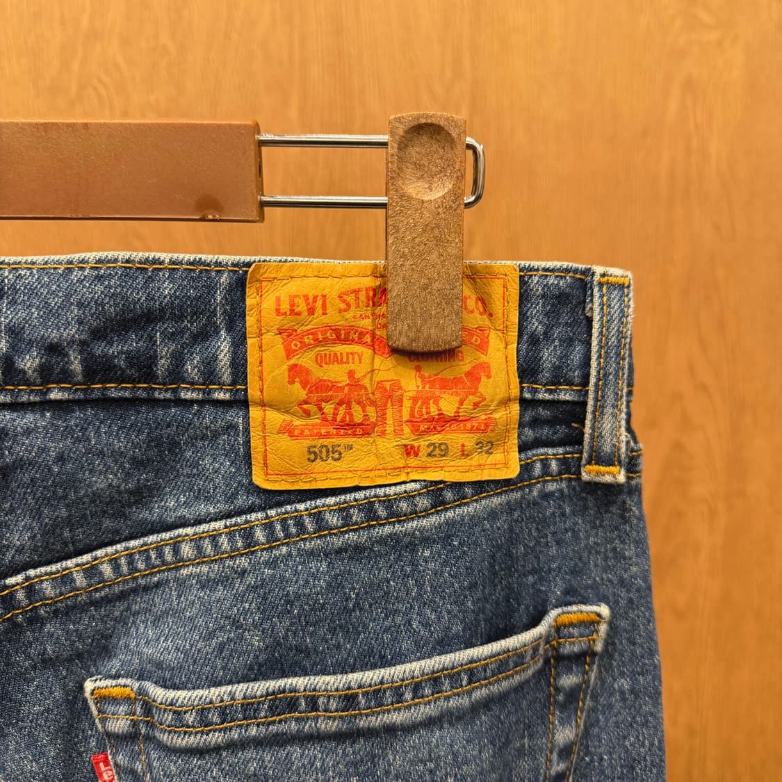 리바이스 505 데님 팬츠 5포켓 디테일 레귤러 스트레이트핏 중청 상품이미지6
