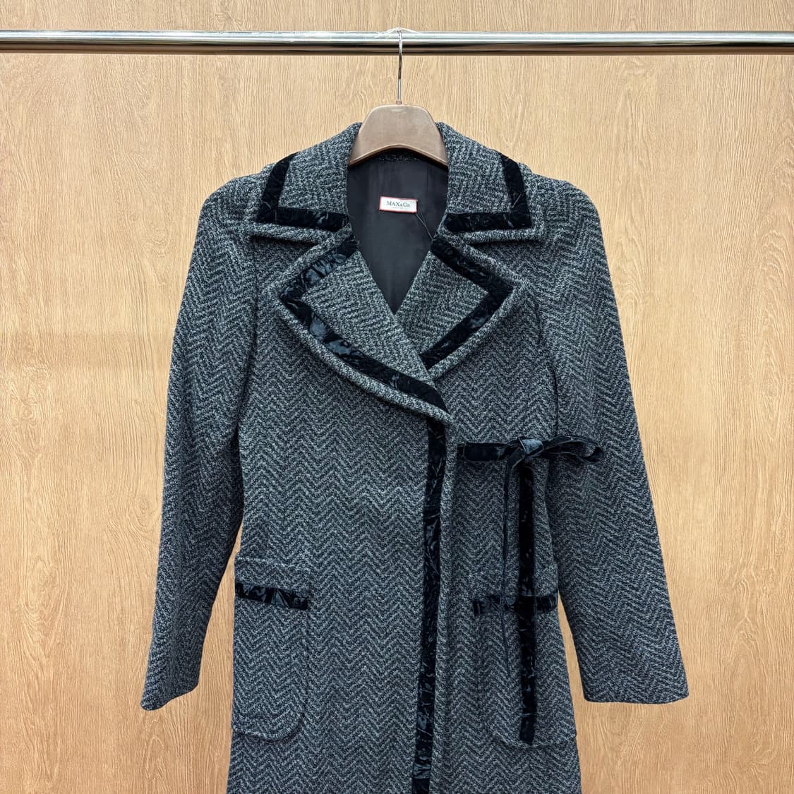 막스앤코 롱 헤링본 코트 노치드 라펠 벨벳 배색 디테일 차콜 상품이미지4