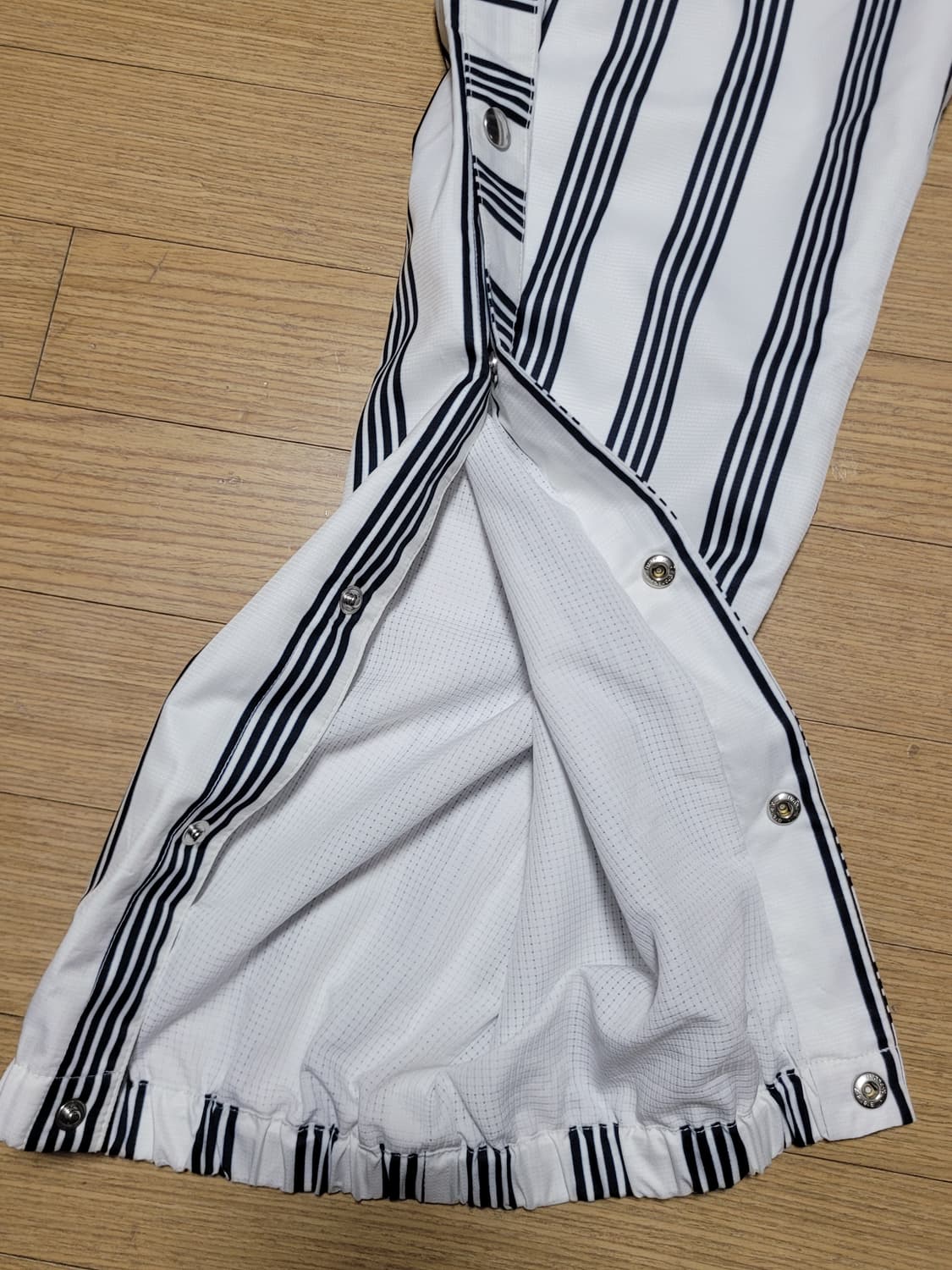 koe 코에 톰브라운 조거팬츠

 상품이미지10