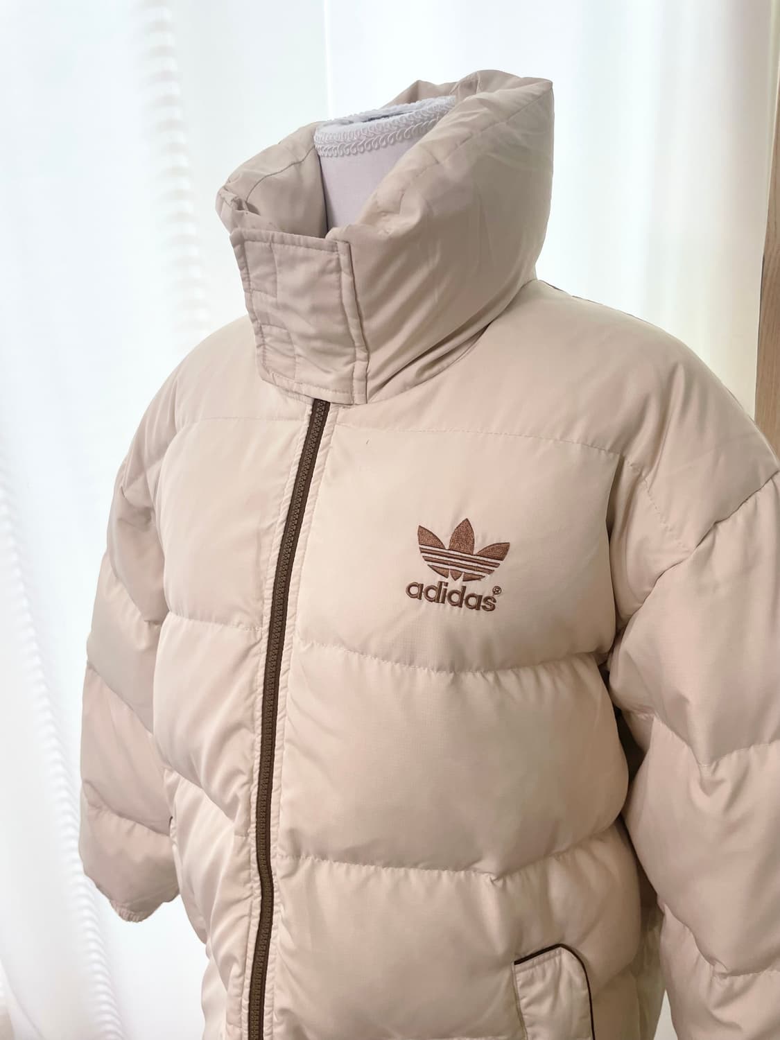 아디다스 올드스쿨 크림브라운 덕다운 패딩 상품이미지4