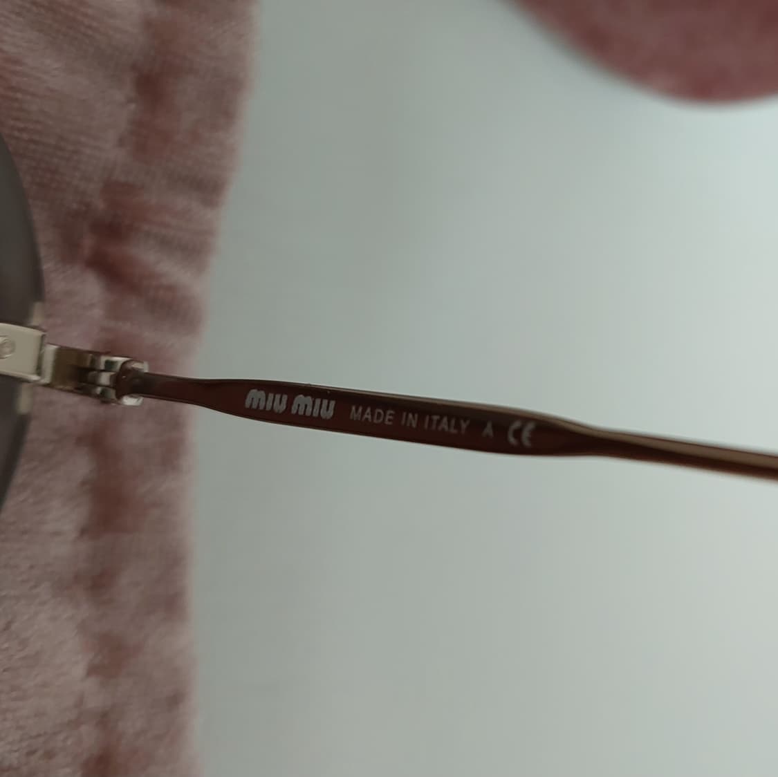 미우미우 그레이 스웨이드 라운드 스와로브스키 크리스탈 선글라스 (정품) 상품이미지4