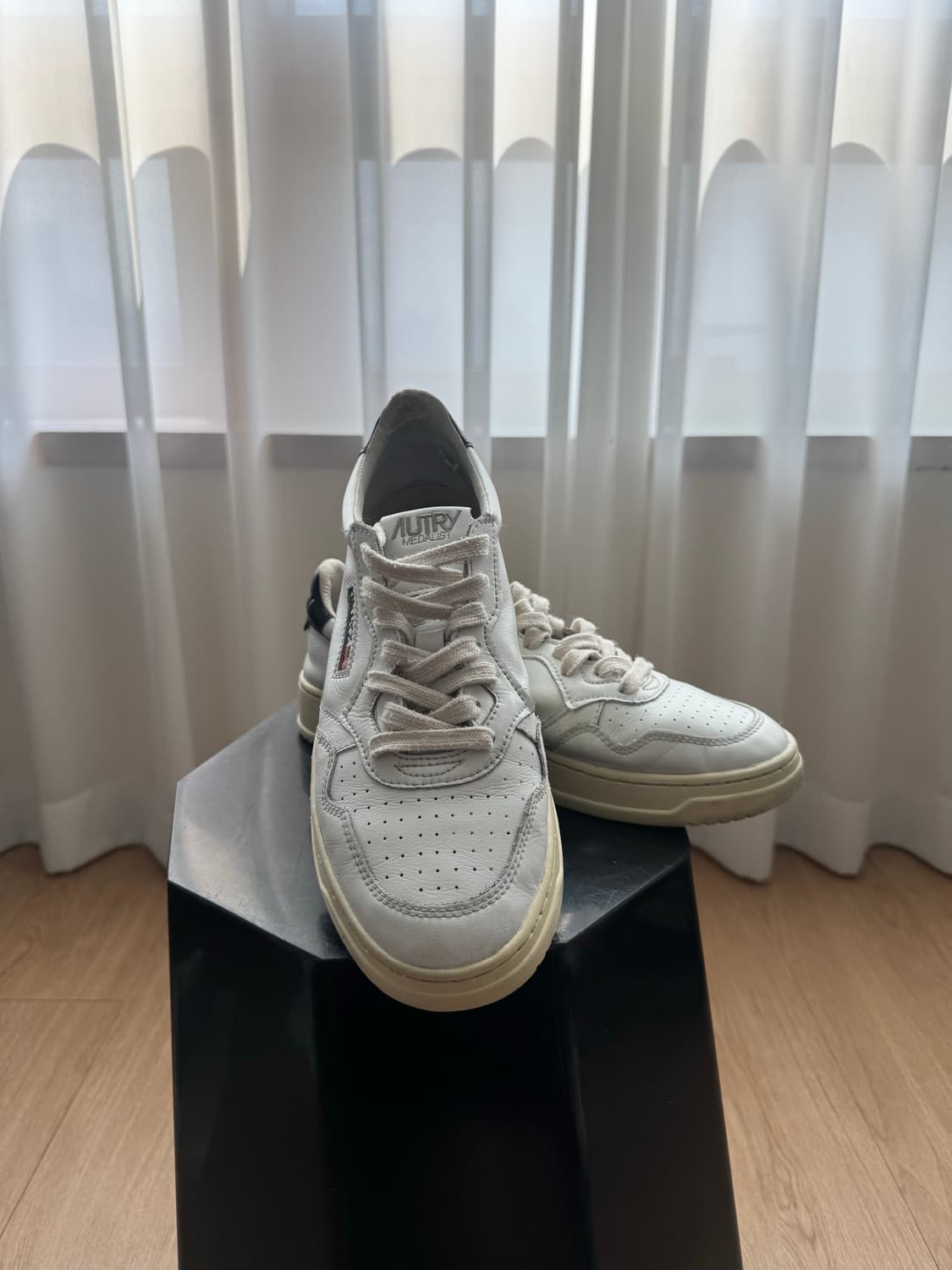 (촬영소품) 280 오트리 메달리스트 화이트 블랙힐탭 상품이미지9