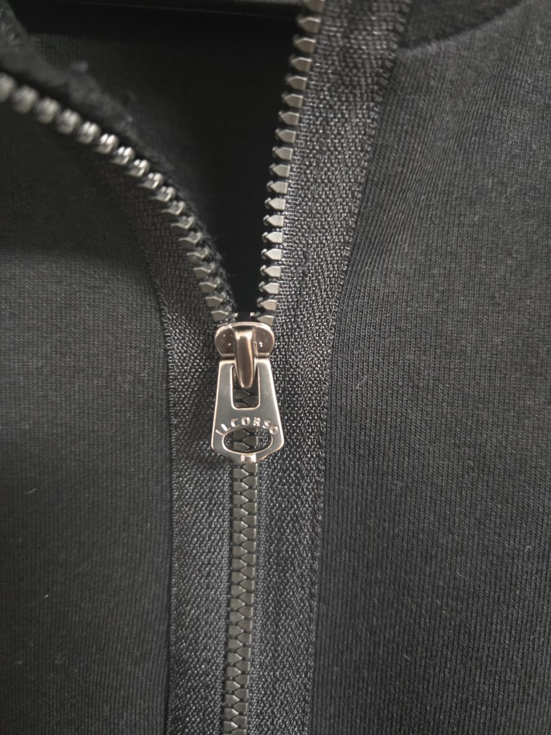 ILCORSO 블랙 세미오버핏 집업 하이넥 롱 슬리브 상품이미지4