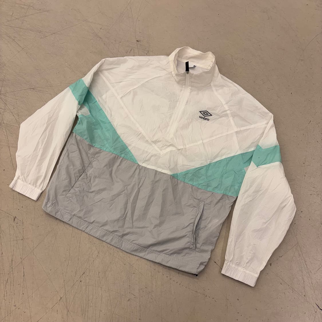 엄브로 배색 빅로고 러닝 바람막이 상품이미지2