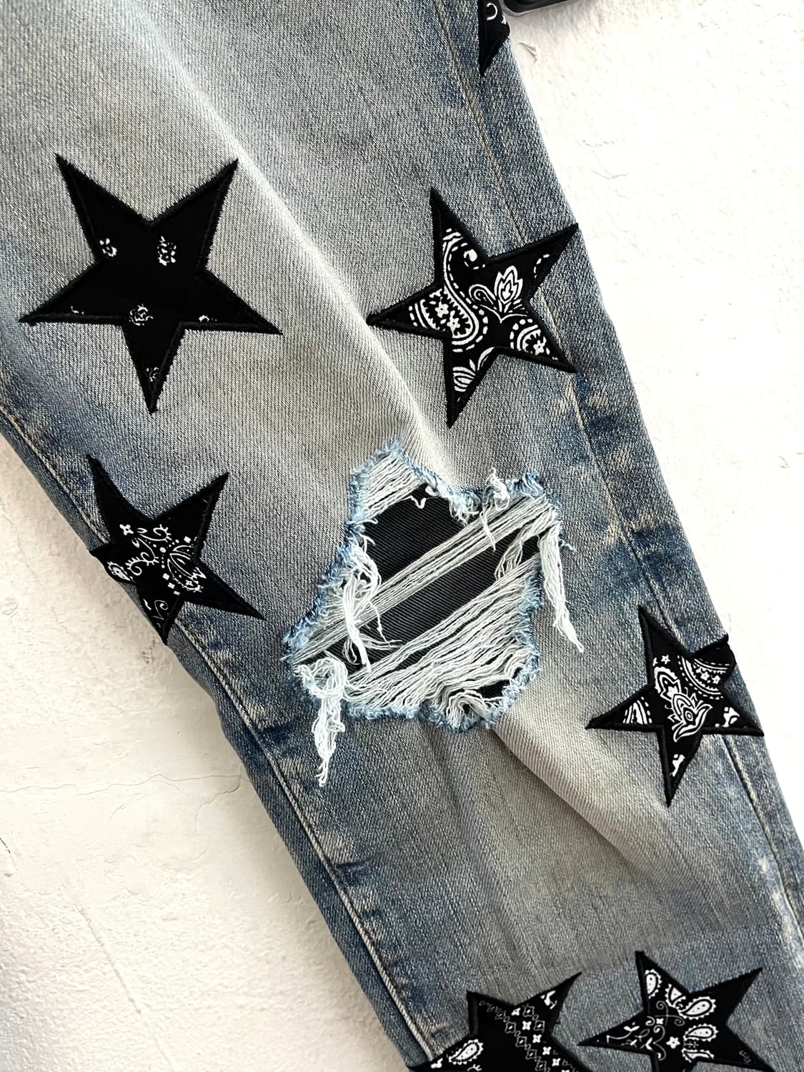 아미리 반다나 스타 패치 데님 팬츠 상품이미지4