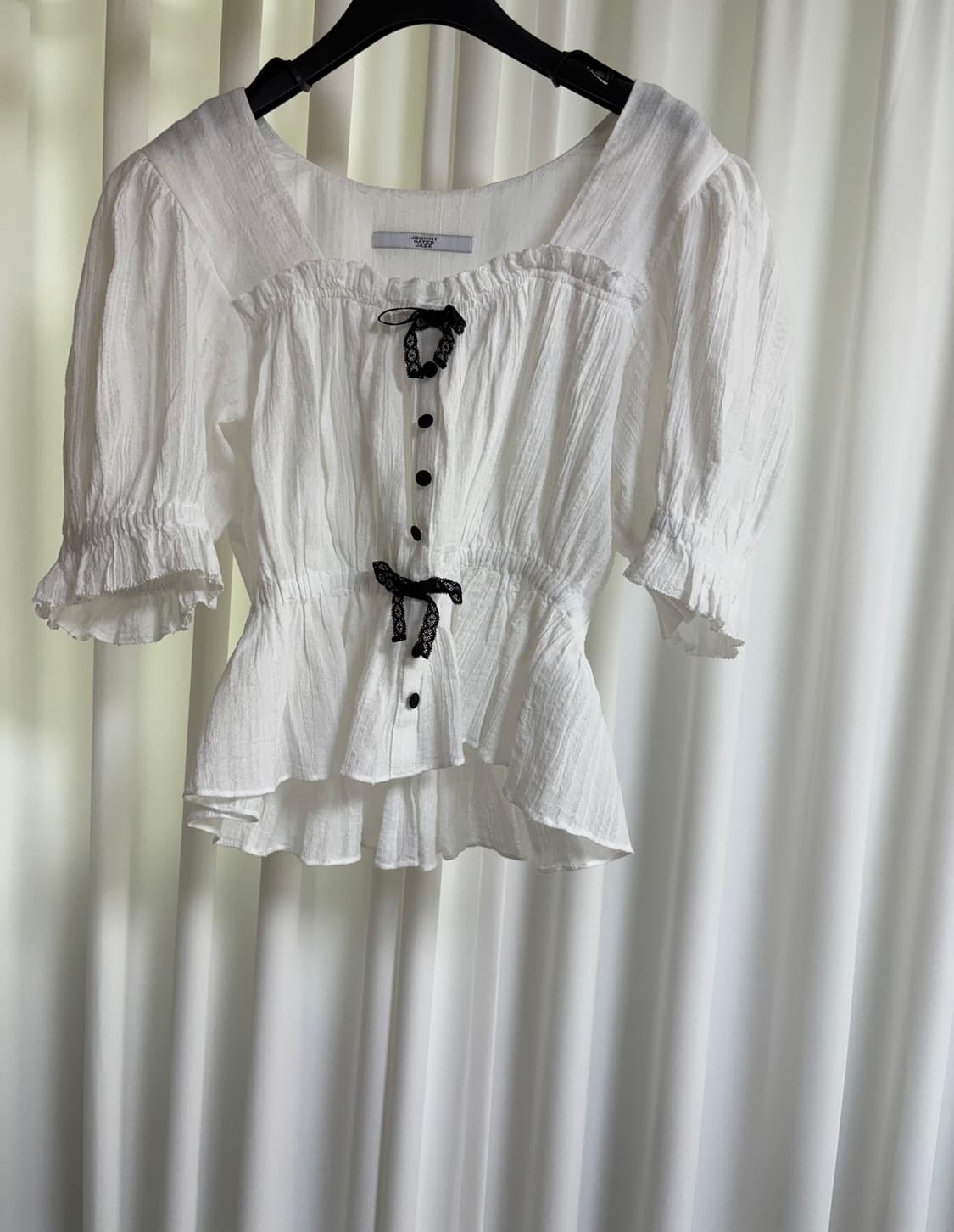 쟈니헤잇재즈 리본 셔링 코튼 블라우스 - 화이트 상품이미지1