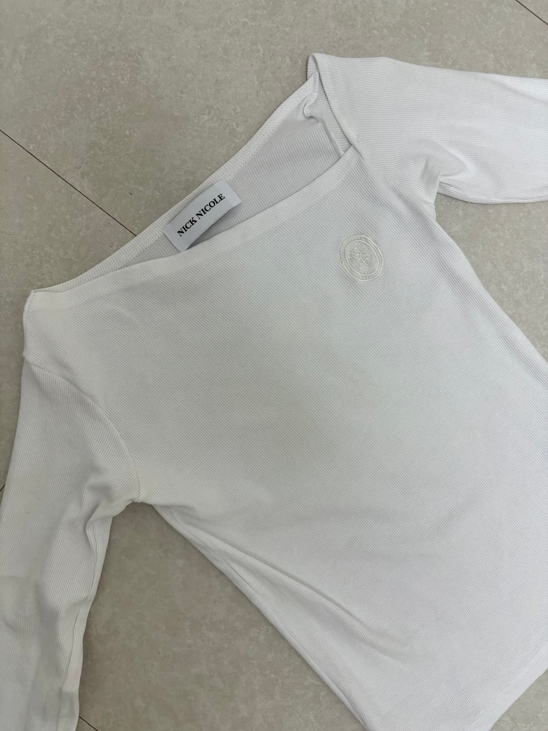 닉앤니콜-오프숄더 티셔츠 상품이미지1