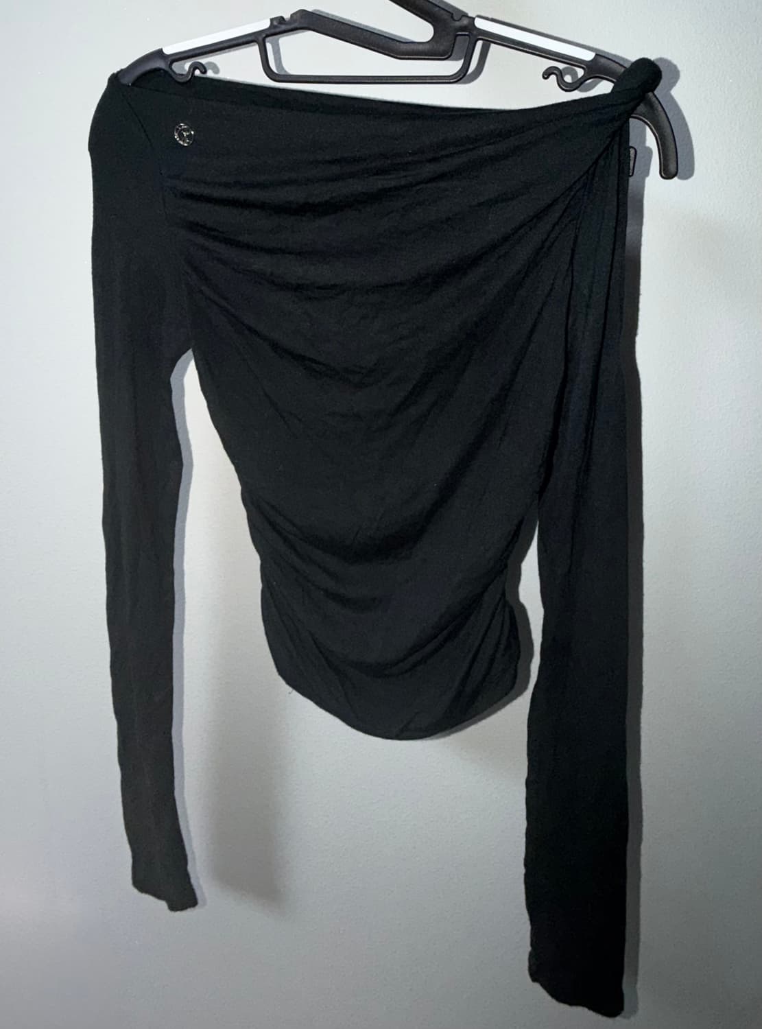 페인오어플레져 오프숄더 긴팔 티셔츠 <블랙> 상품이미지1