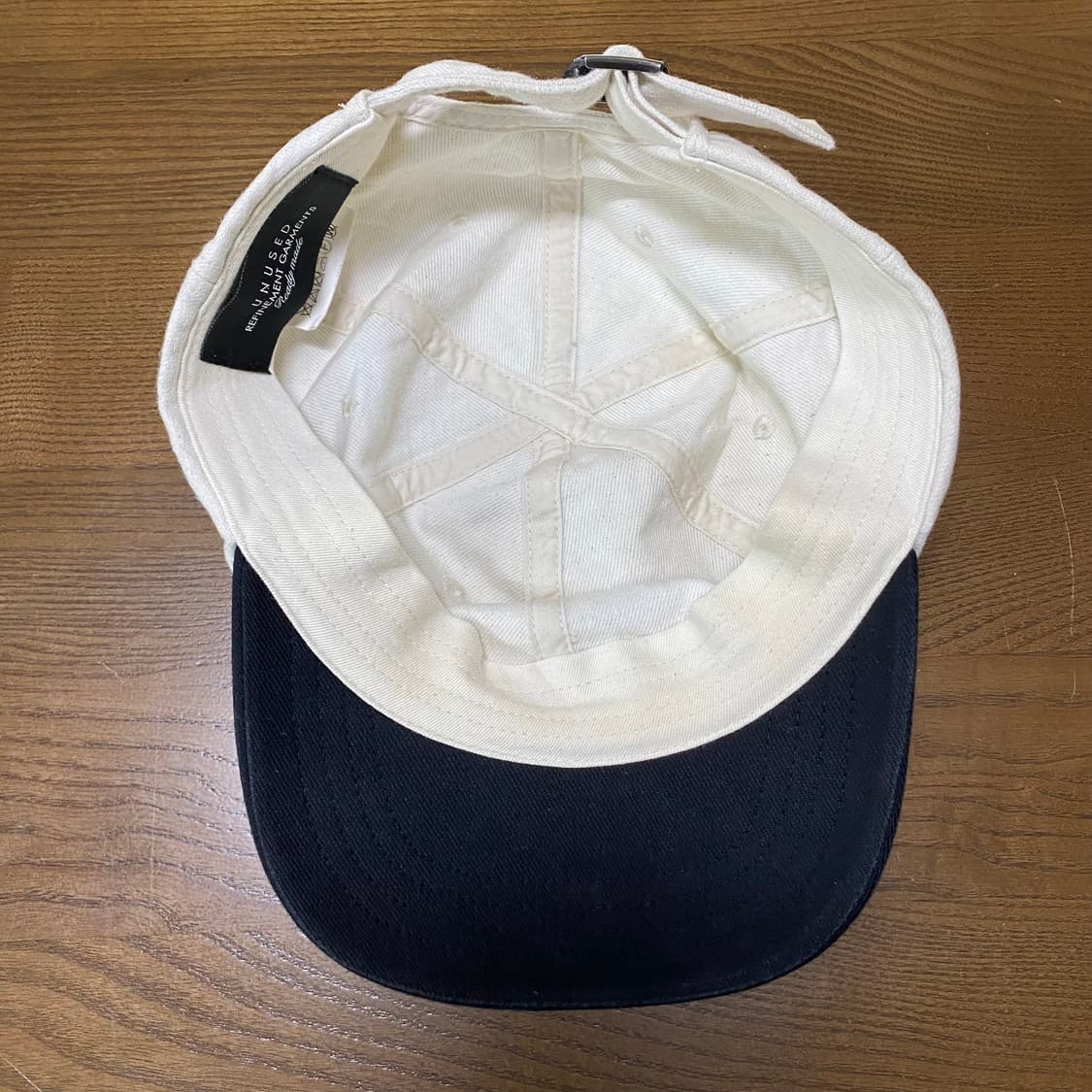 언유즈드 화이트/블랙 배색 볼캡 모자 상품이미지4