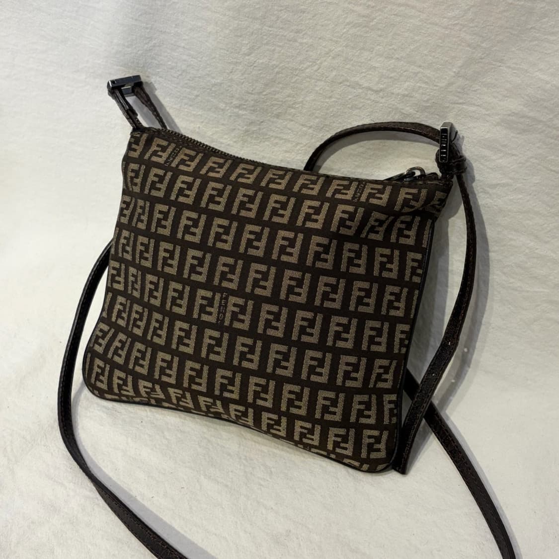 펜디 FF 로고 미니 크로스백 주카 가방 상품이미지2