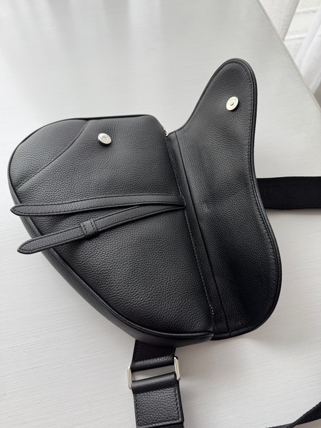 디올 새들백 그레인카프스킨 블랙 상품이미지3
