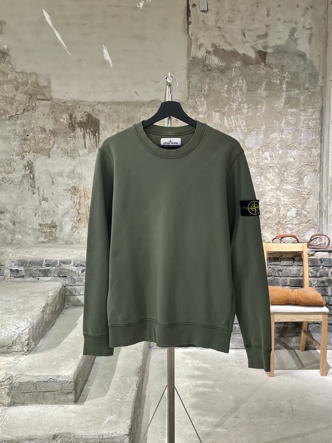 스톤 아일랜드 라이트 카키 와펜 크루넥 스웻 셔츠 상품이미지1