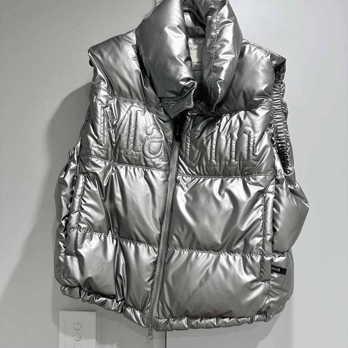 마뗑킴 빅로고 포인트 다운 베스트 패딩 조끼 우먼 실버  M 상품이미지1