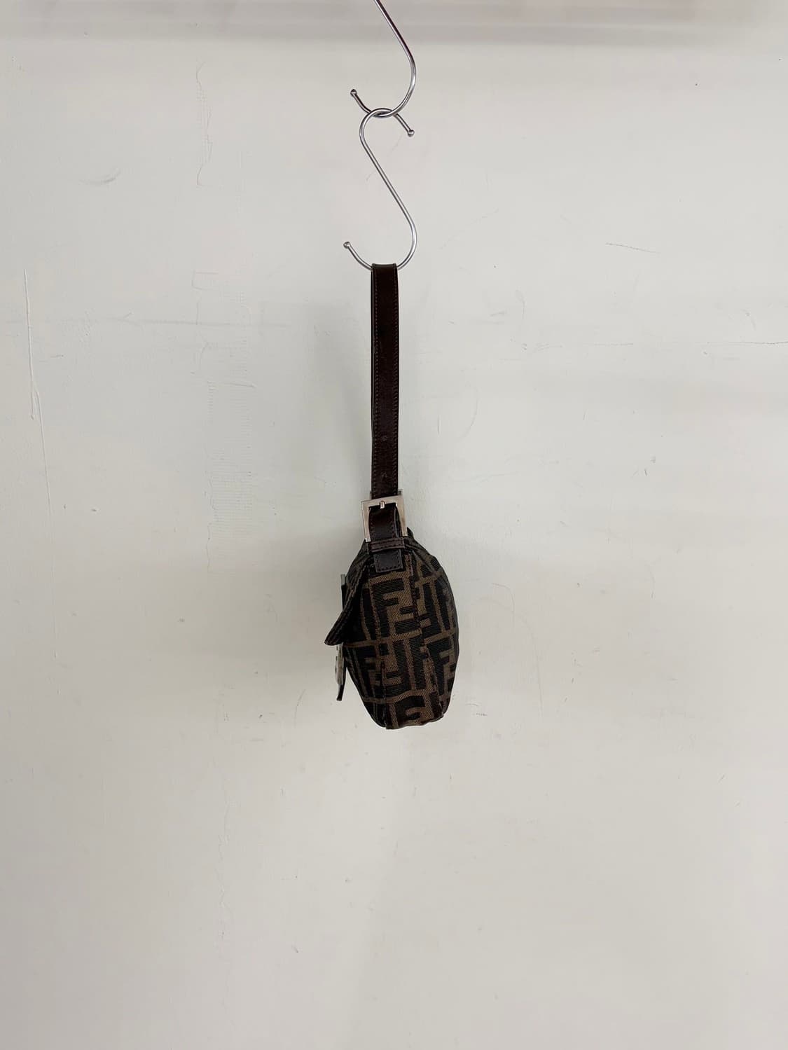 펜디 브라운 주카 미니 바케트 숄더백  상품이미지4