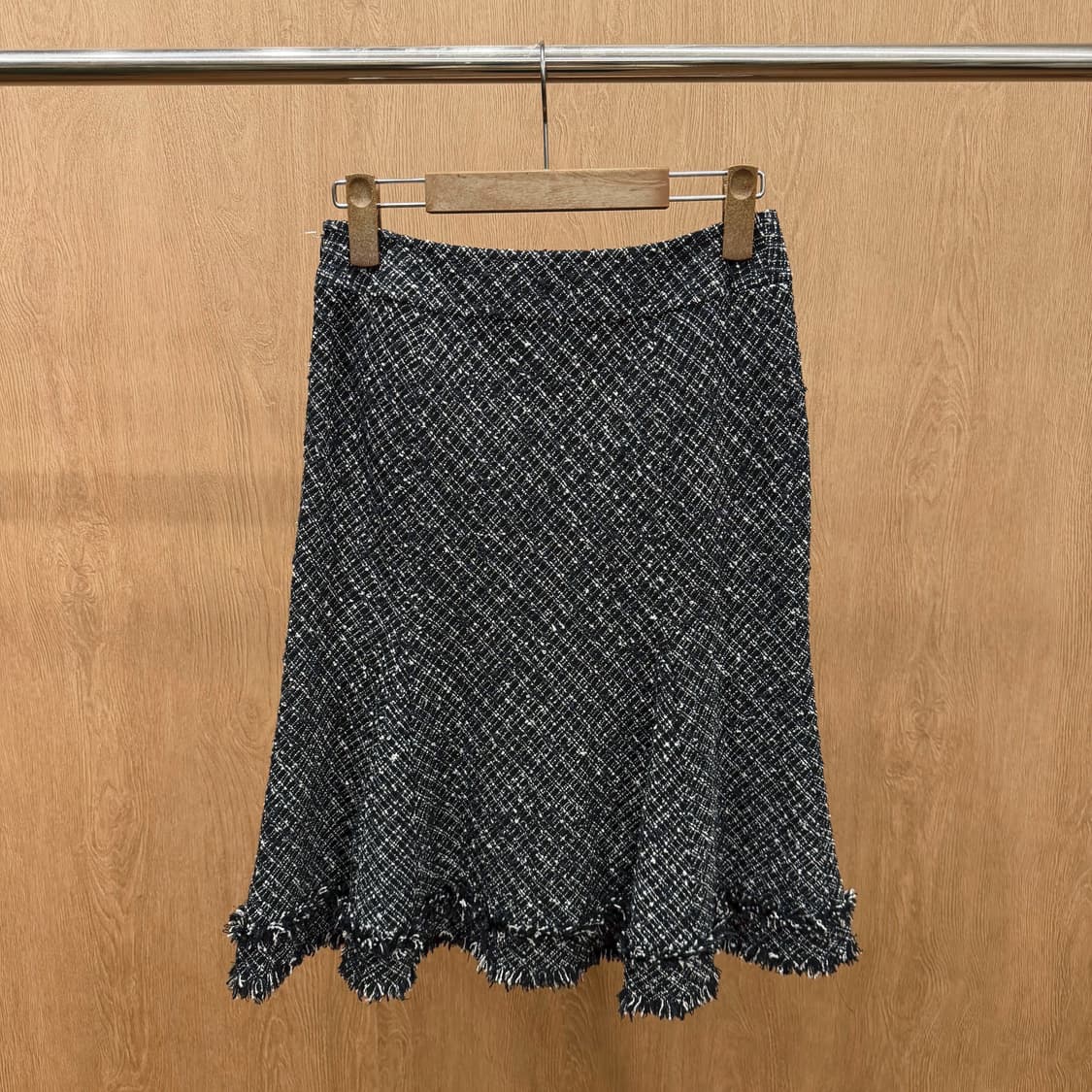 꾸레쥬 트위드 미디 스커트 밑단 프린지 디테일 플레어핏 블랙 상품이미지3