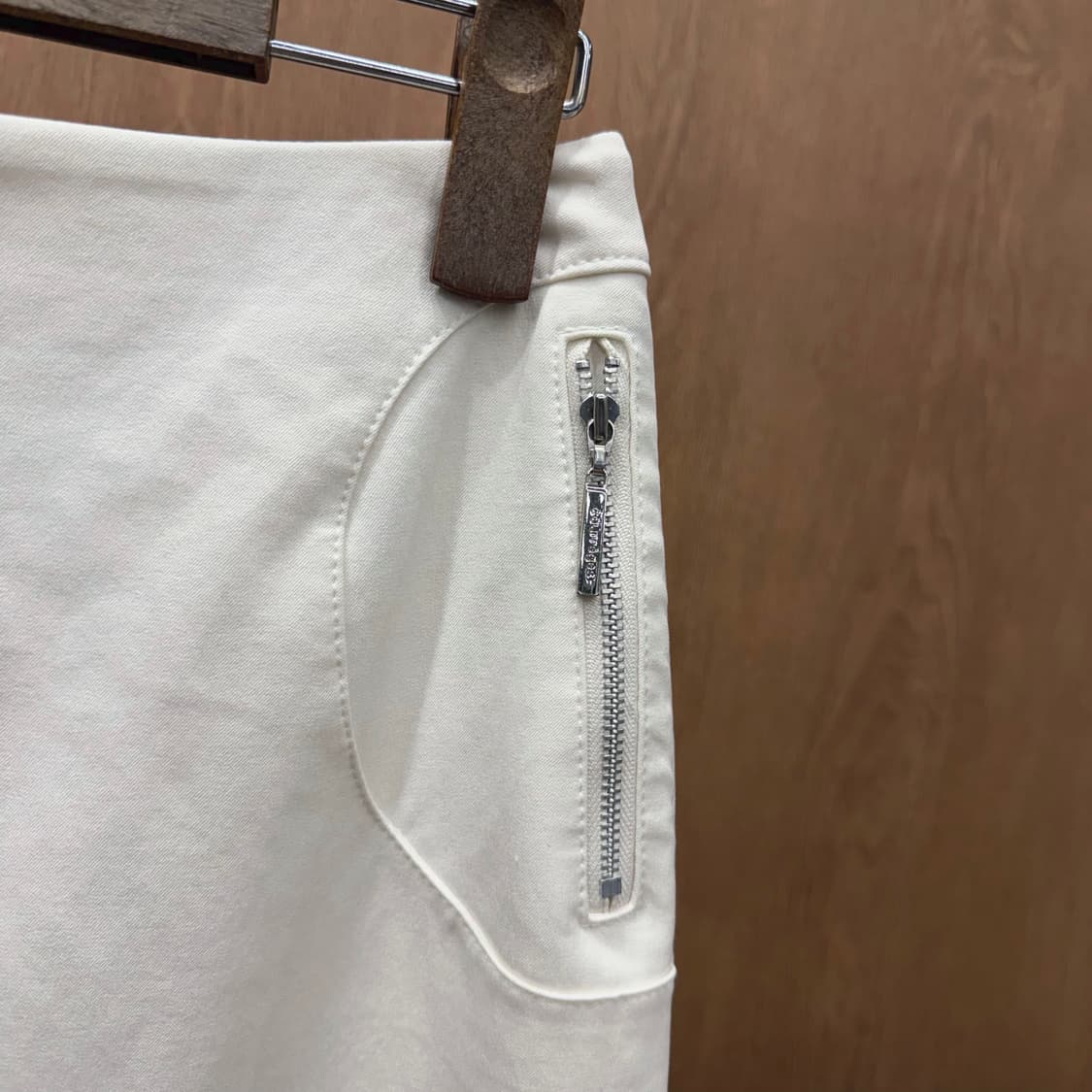 꾸레쥬 미디 스커트 사이드 절개 지퍼 포켓 디테일 A라인 아이보리 상품이미지6