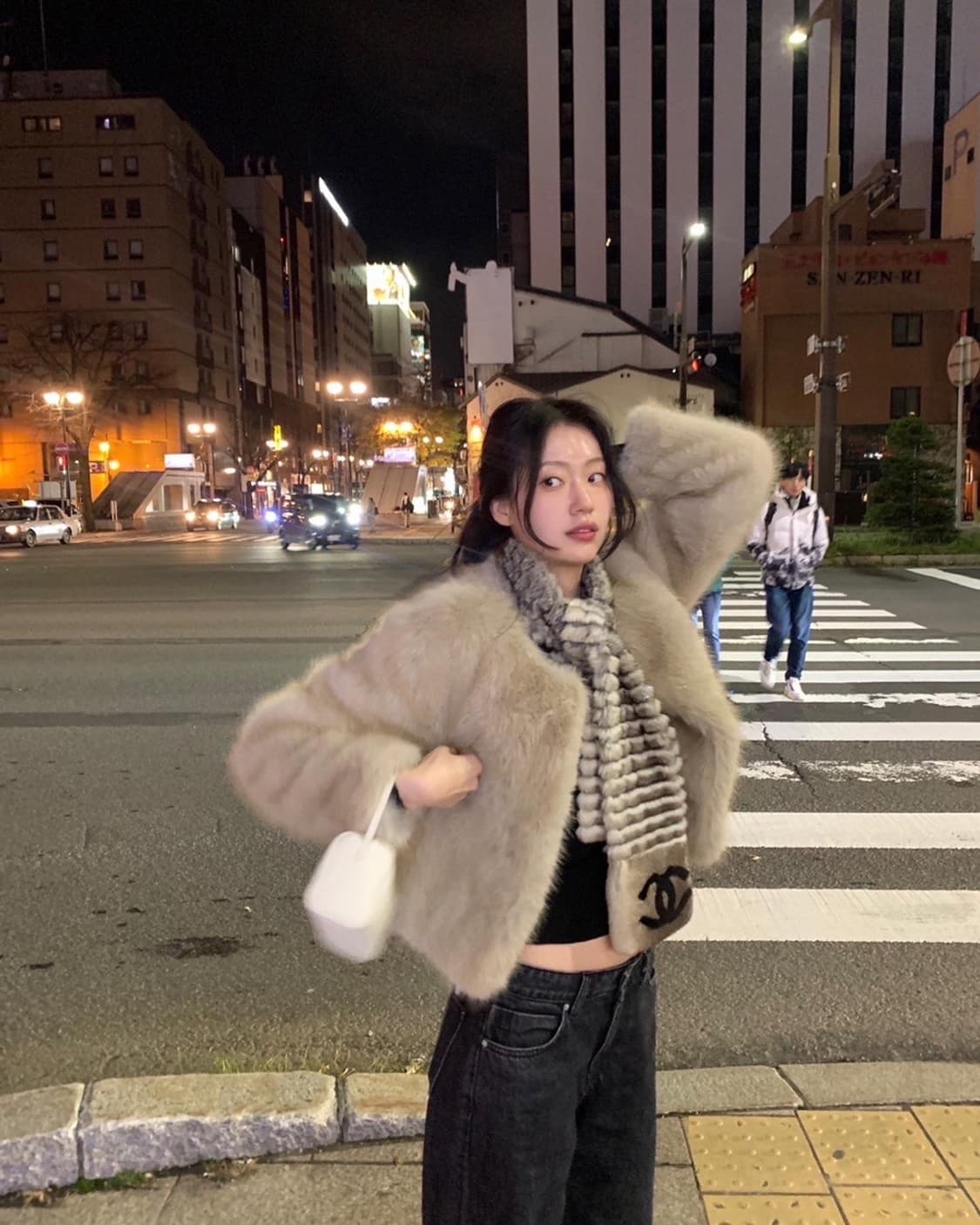 le plein 르플레인 뮤즈 퍼 자켓 크롭 노카라 퍼자켓 상품이미지5