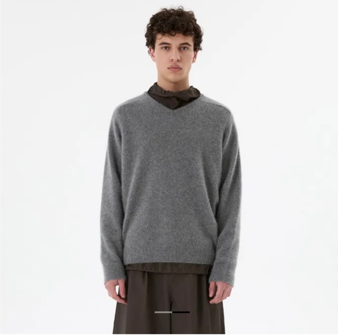 아모멘토 25FW 라쿤 브이넥 니트 M 상품이미지1