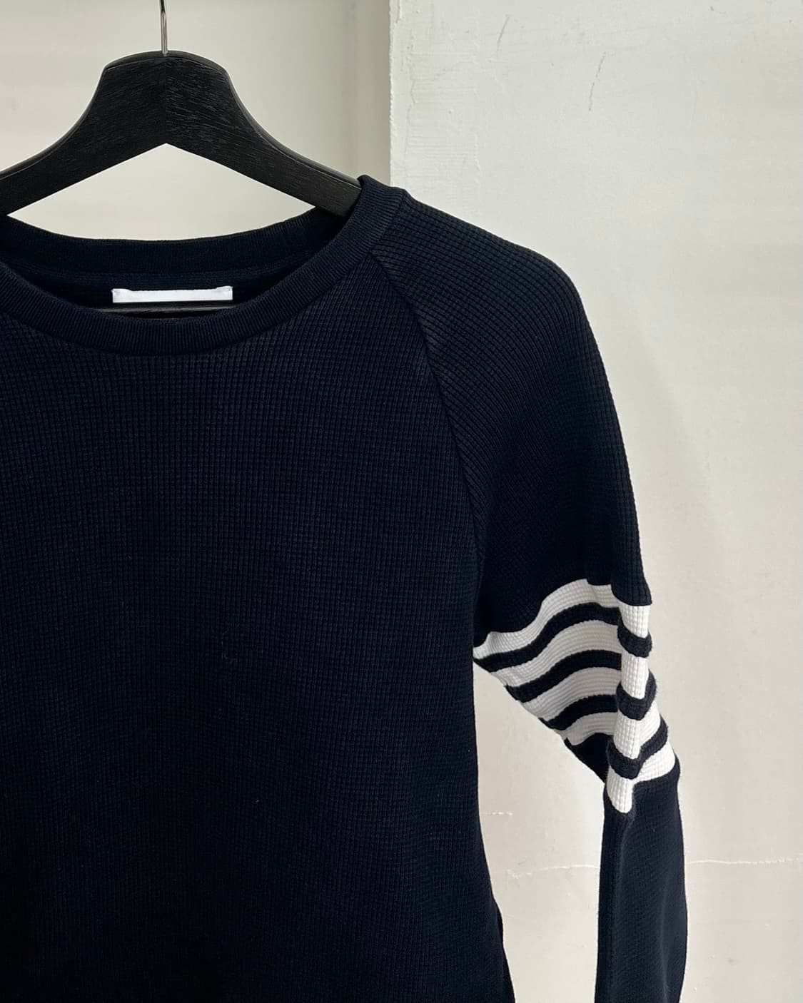 톰 브라운 네이비 4바 와플 니트 맨투맨 상품이미지4