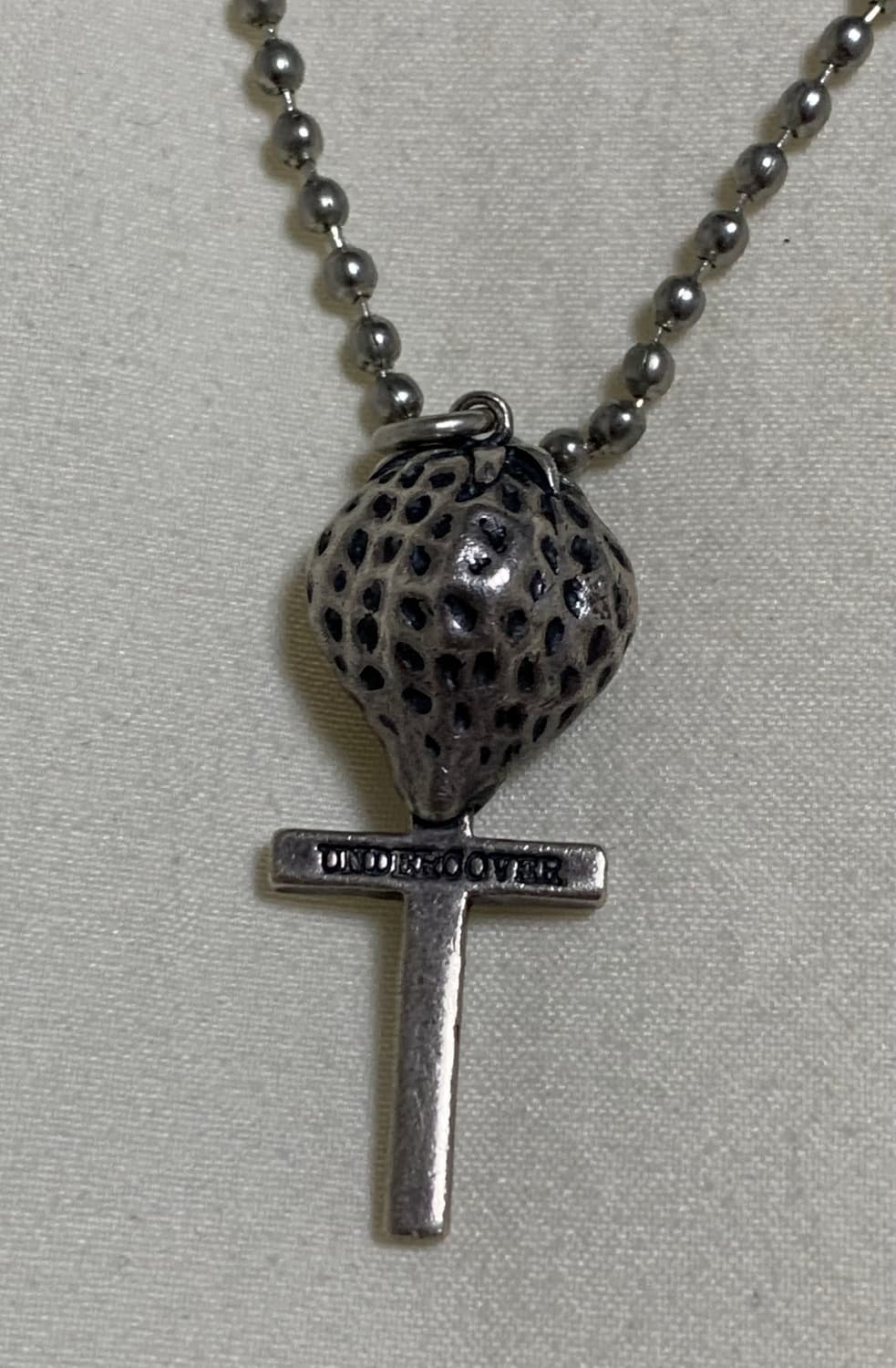 언더커버 아카이브 스트로베리 크로스 목걸이 상품이미지3