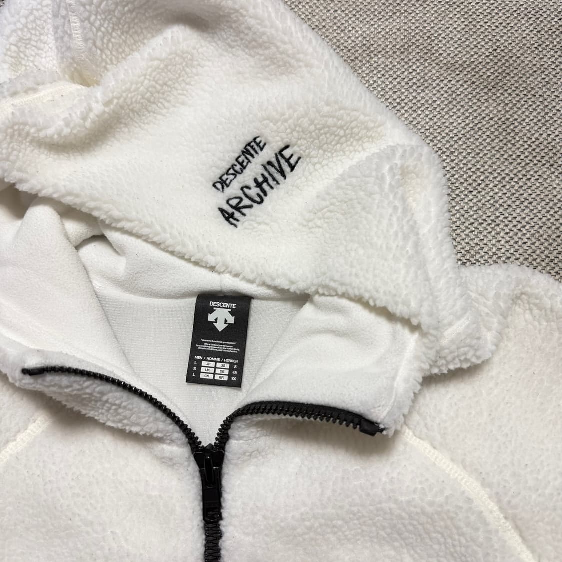 데상트 스펠아웃 플리스 후디 자켓 상품이미지2