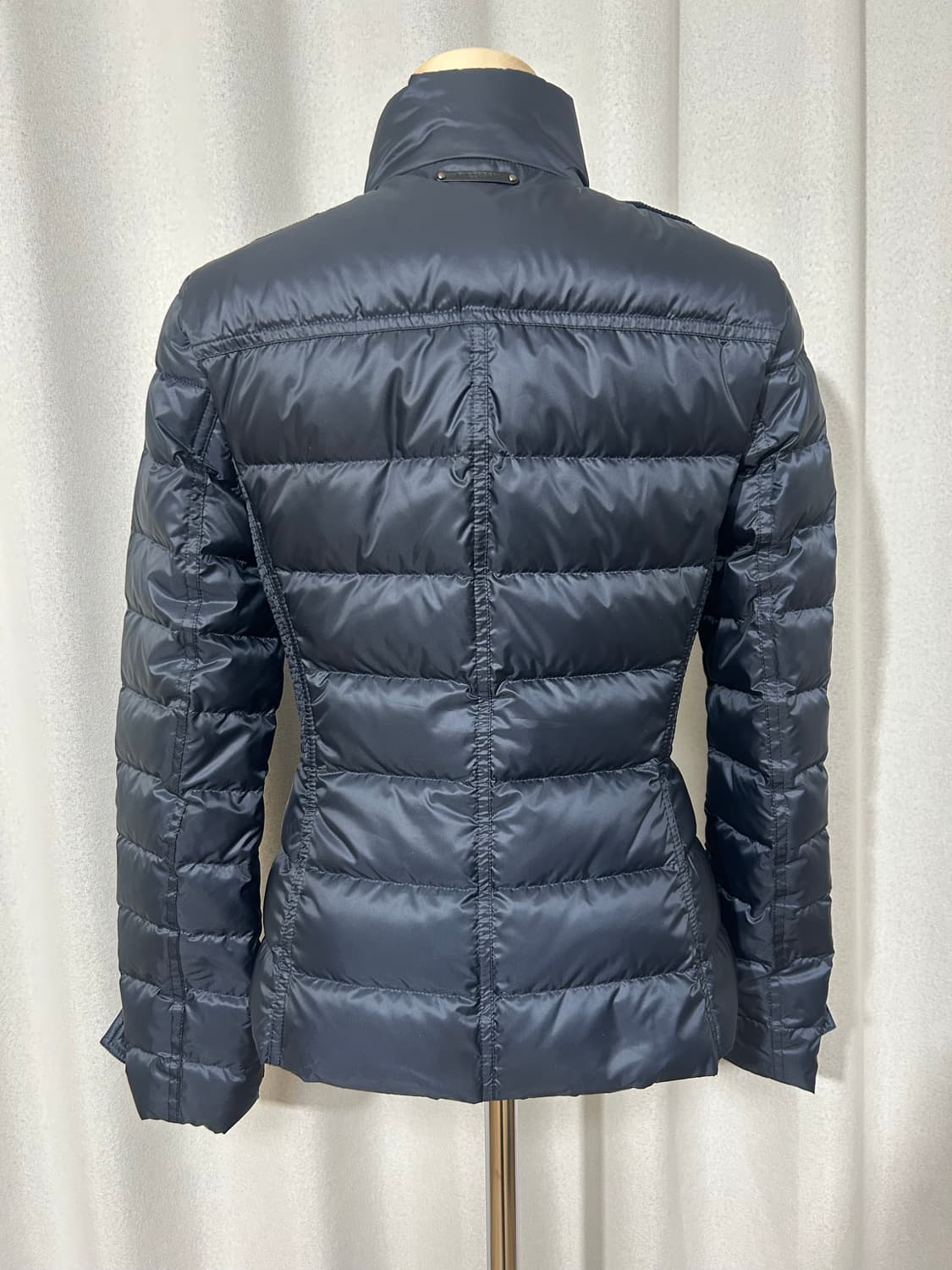 정품 버버리 데일스버리 여성 다운 경량 숏패딩 다크인디고색상 -새상품- 상품이미지4