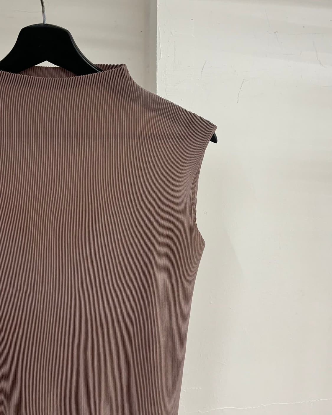 플리츠 플리즈 브라운 모크넥 플리츠 슬리브리스 상품이미지4