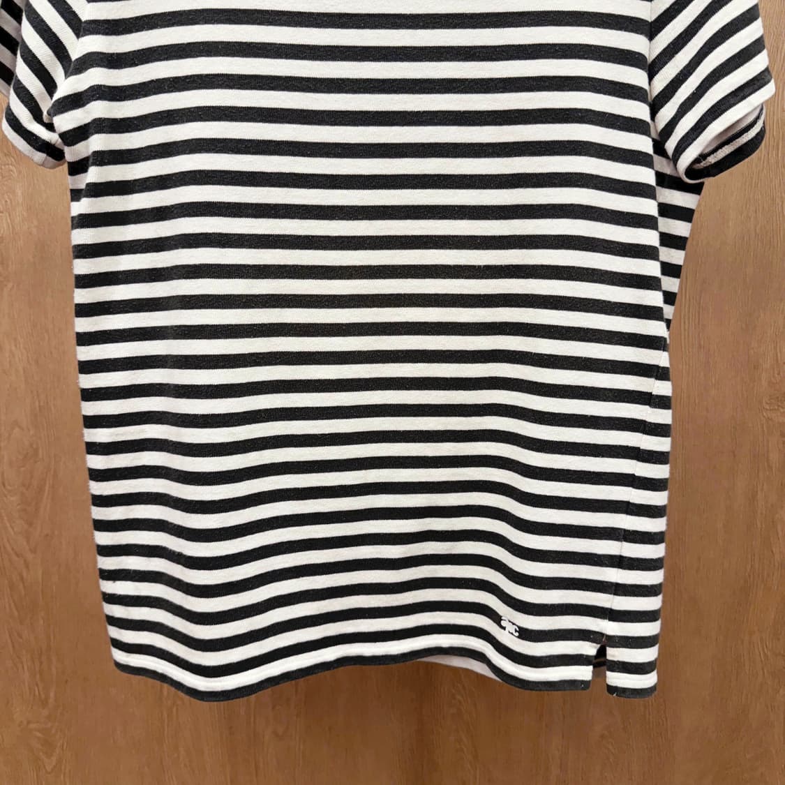 아페쎄 스트라이프 반팔 티셔츠 라운드넥 자수 디테일 블랙 아이보리 상품이미지5