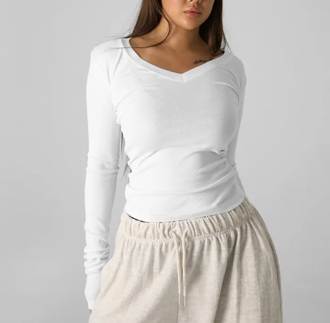 버터랩 25FW 펜던트 브이넥 슬림핏 긴팔 티셔츠 차콜 상품이미지2