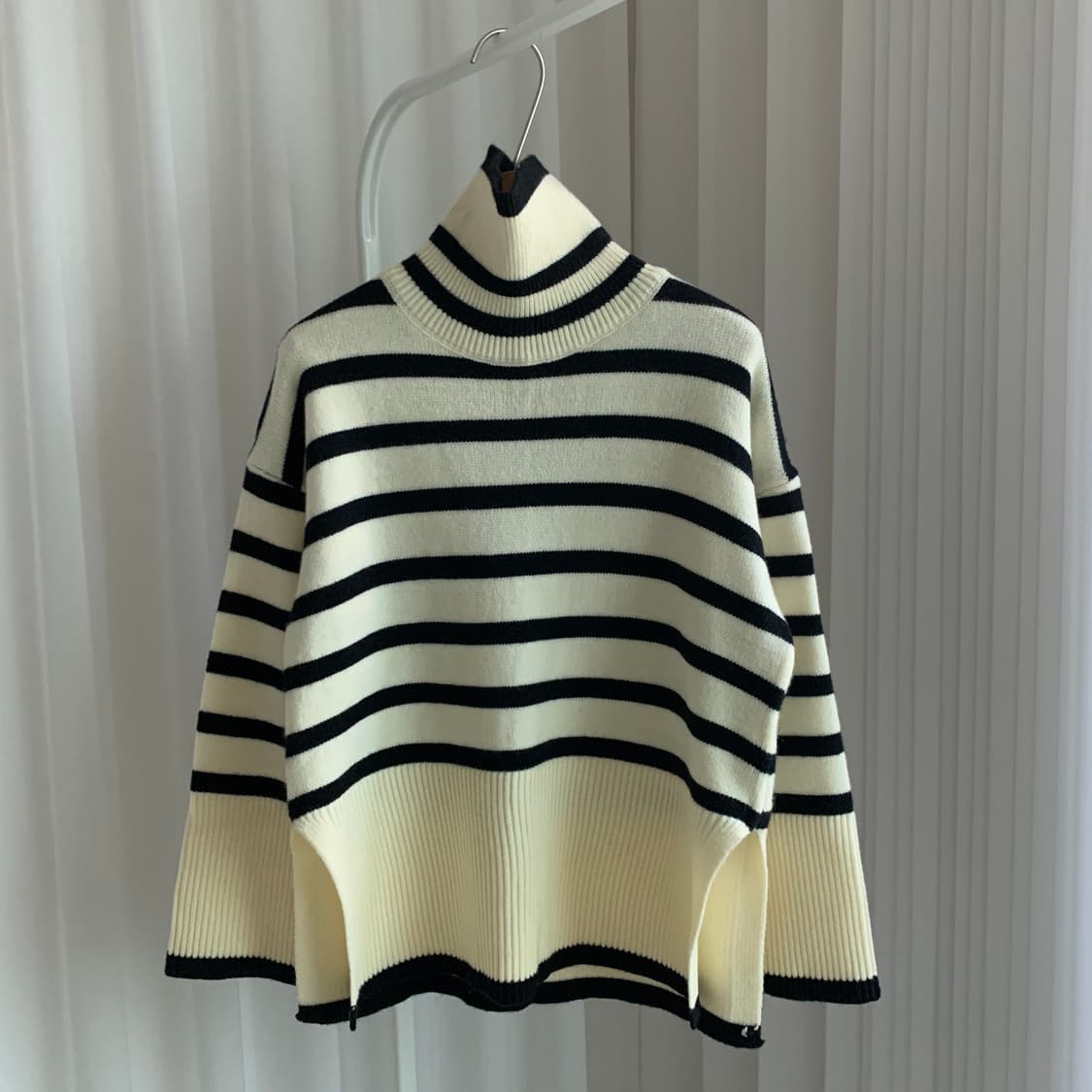 스트라이프 옆트임 루즈핏 터틀넥 니트 상품이미지2