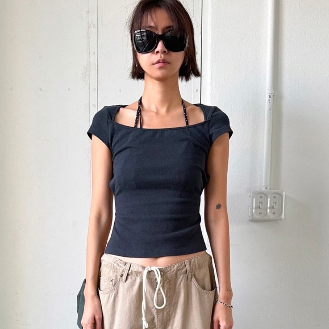 에스이오 OPEN BACK CAP SLEEVE TOP ASH BLACK 상품이미지2