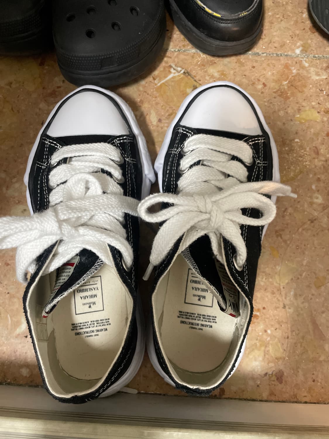 메종 미하라 야스히로 피터슨 OG 솔 캔버스 로우 스니커즈 블랙 상품이미지1