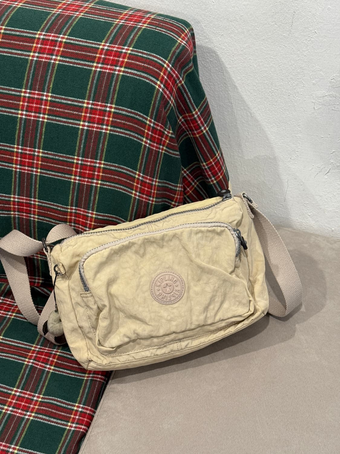 키플링 아이보리 크로스백 상품이미지3
