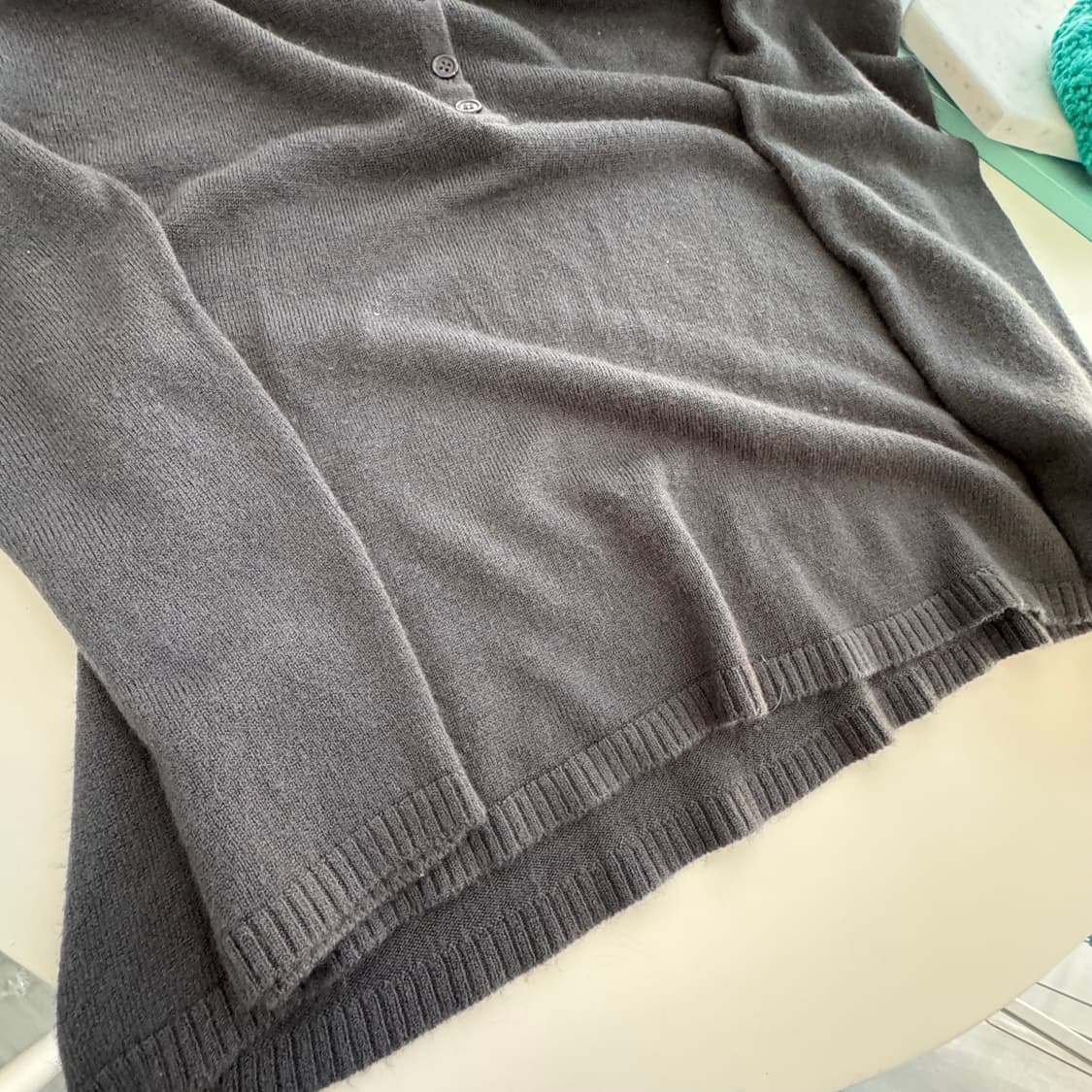 차콜 브이넥 단추 포인트 니트 티셔츠 상품이미지8