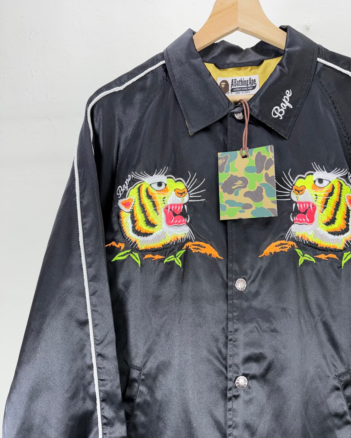 베이프 20ss 타이거 엠브로이드 코치 자켓 상품이미지3