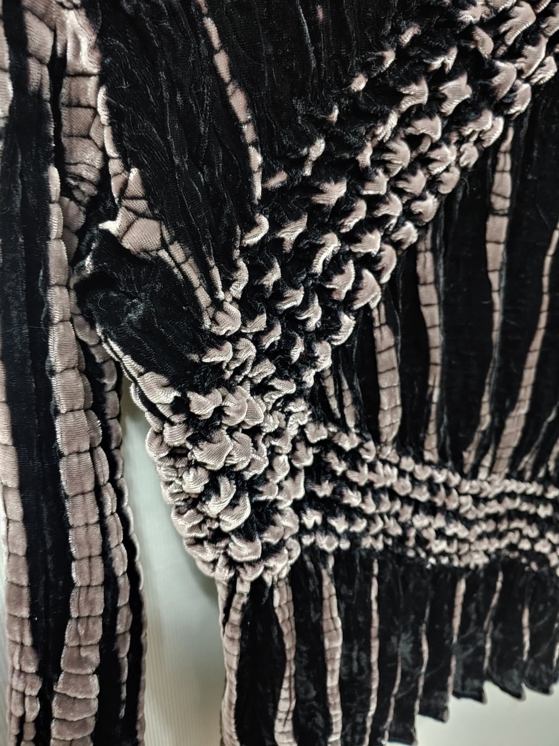 스피치오 프릴넥 벨벳 플리츠 긴팔 티셔츠 66 상품이미지3