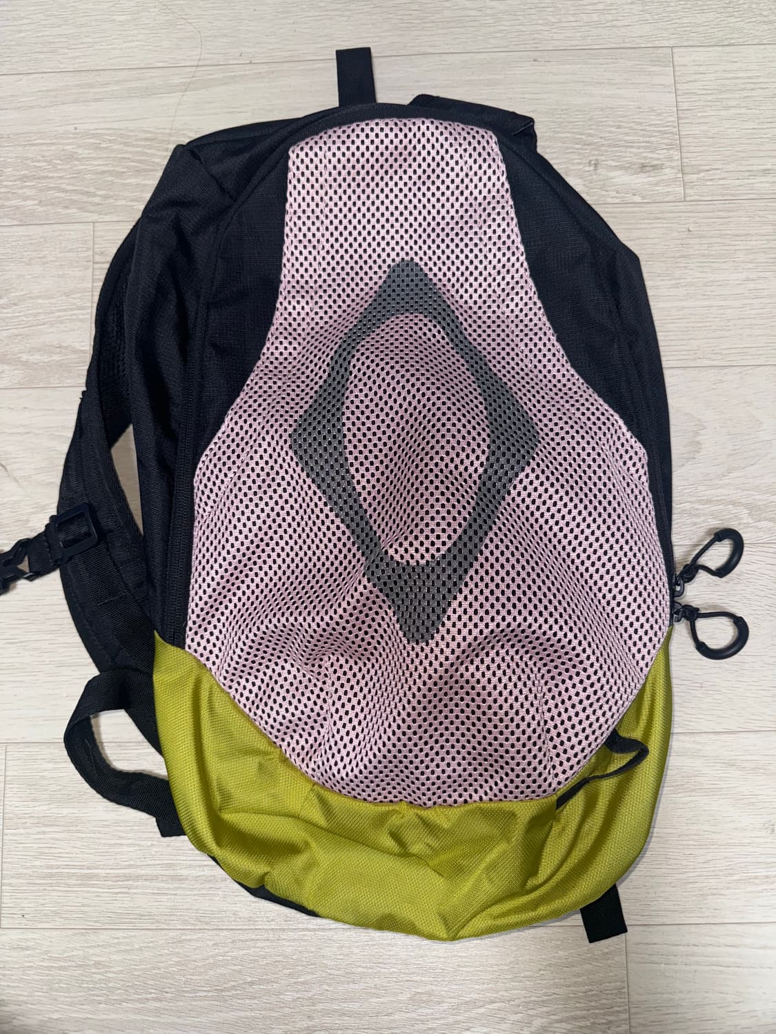 미스치프 롬버스 메쉬 백팩 핑크 블랙 거의 새상품 상품이미지1