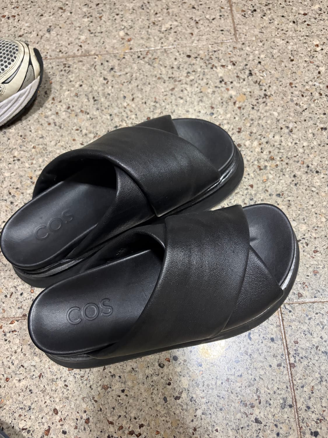 cos 플랫폼 슬라이드 36 여성 상품이미지3