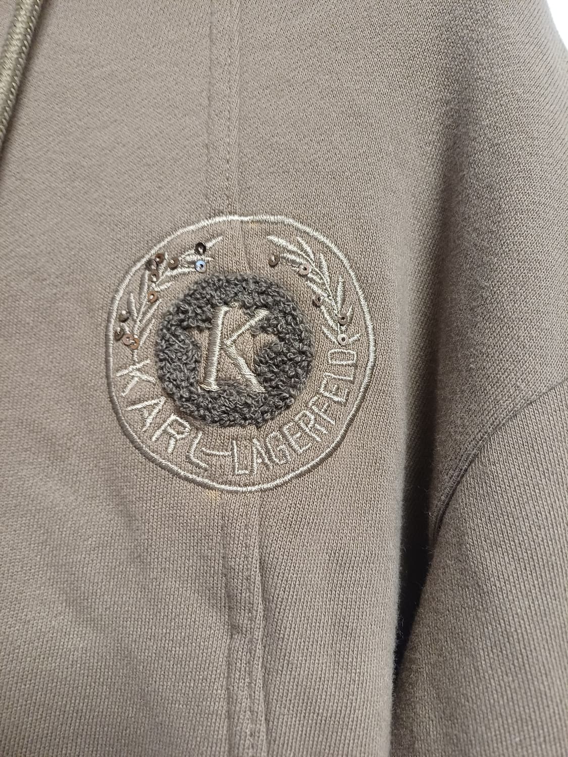 [정품/23시즌] 칼 라거펠트 파리스 자수 스팽글 후드 집업 (브라운/9 상품이미지3