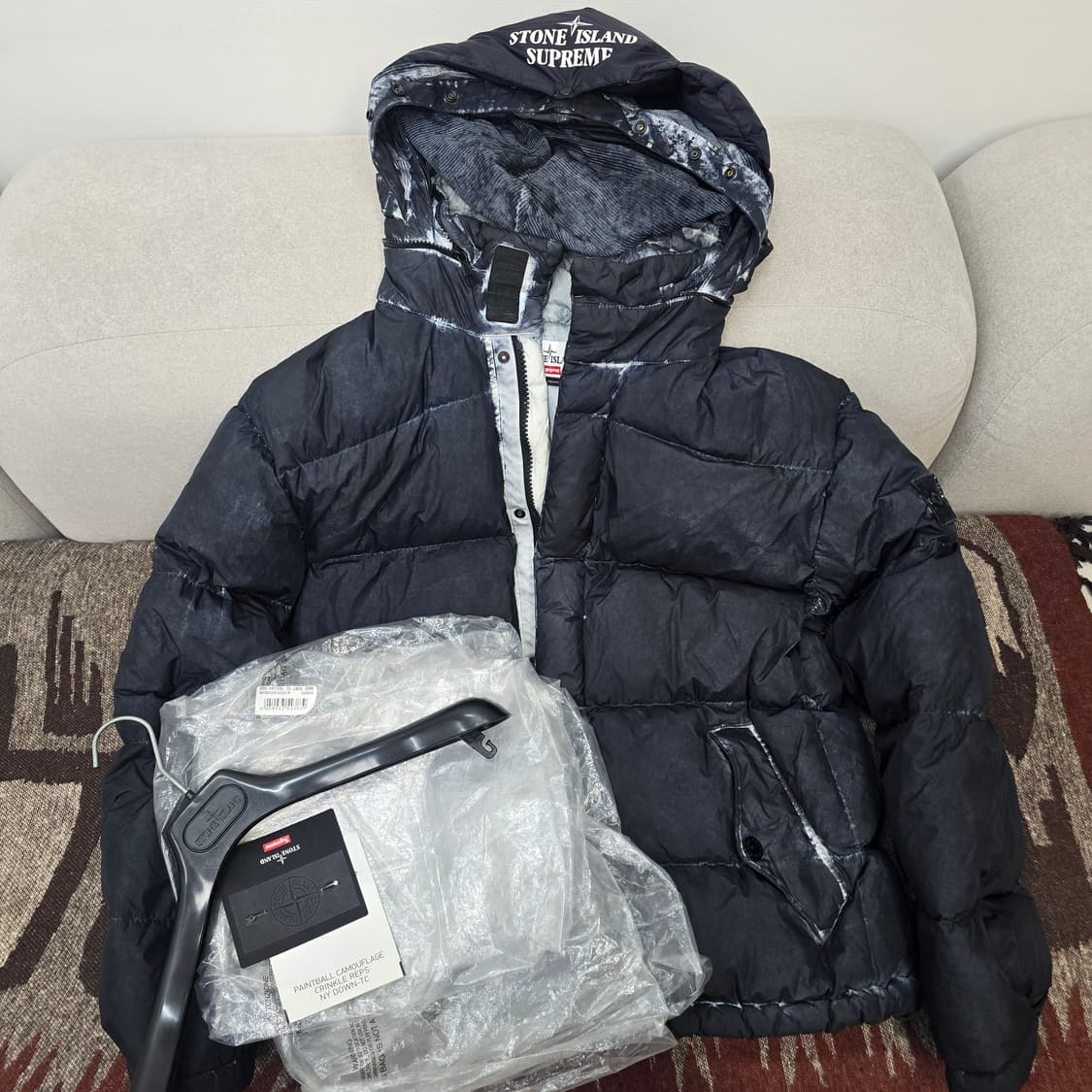 슈프림 스톤아일랜드 페인팅 크링클 다운 패딩 L사이즈 상품이미지1