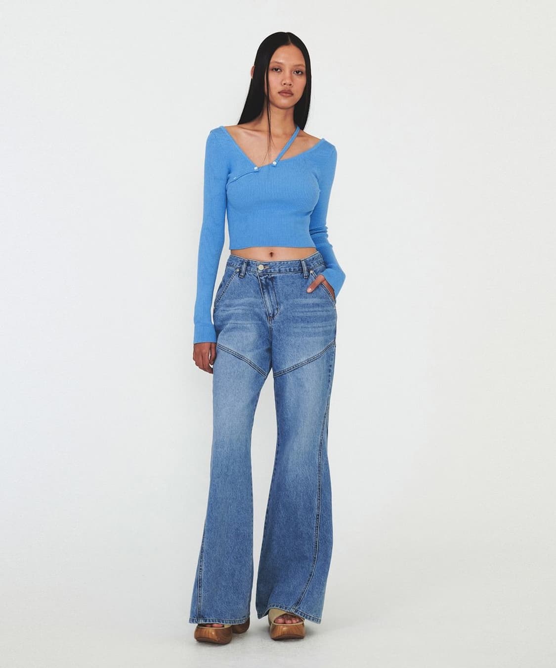 다이애그널 스트랩 버튼 스카이 숄더 트임 크롭 슬림 니트 롱 슬리브 상품이미지4