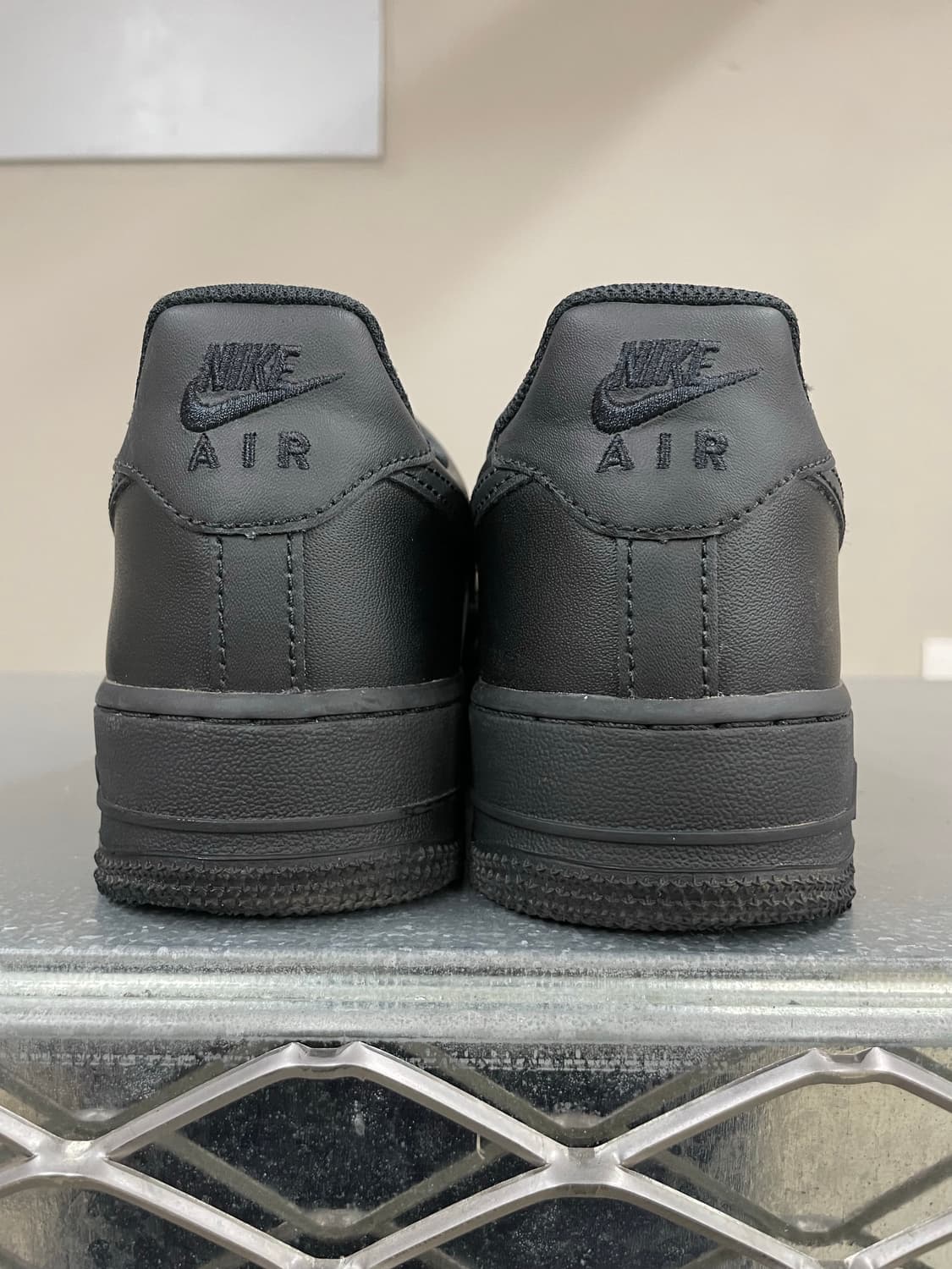 나이키 에어포스 1 트리플 블랙 255 (gr-4099) 상품이미지3