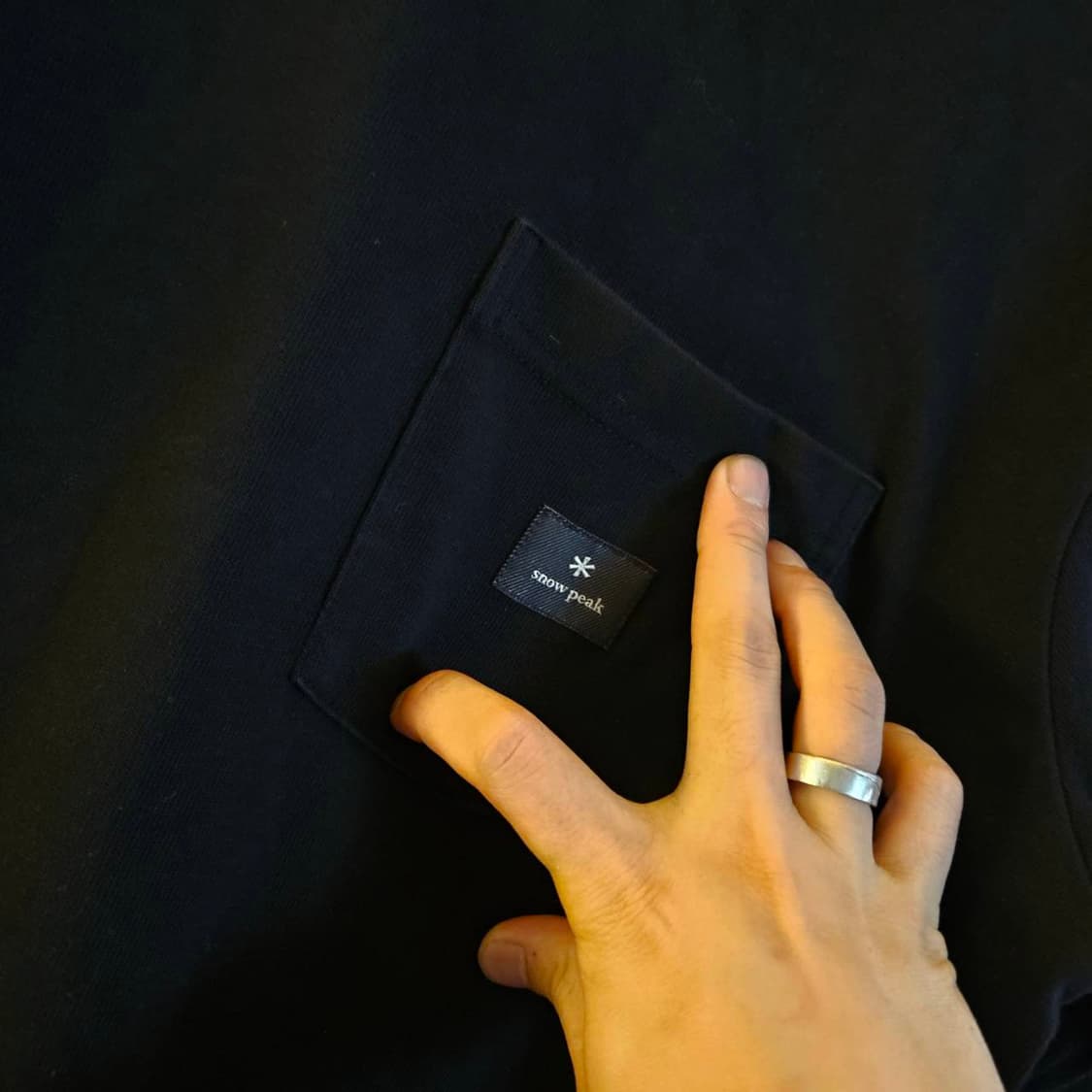 스노우피크 시그니쳐 포켓 로고 라운드 긴팔 티셔츠 상품이미지3