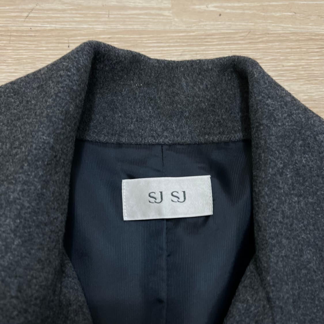 한섬 SJSJ 금장 버튼 더블코트 [차콜] 82-94-160 상품이미지4