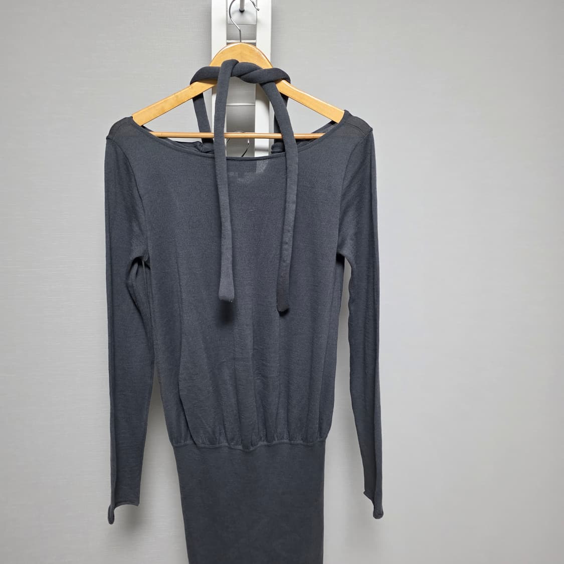 엠포리오 알마니 그레이 색상  홀더넥 긴팔 원피스 그레이 상품이미지7