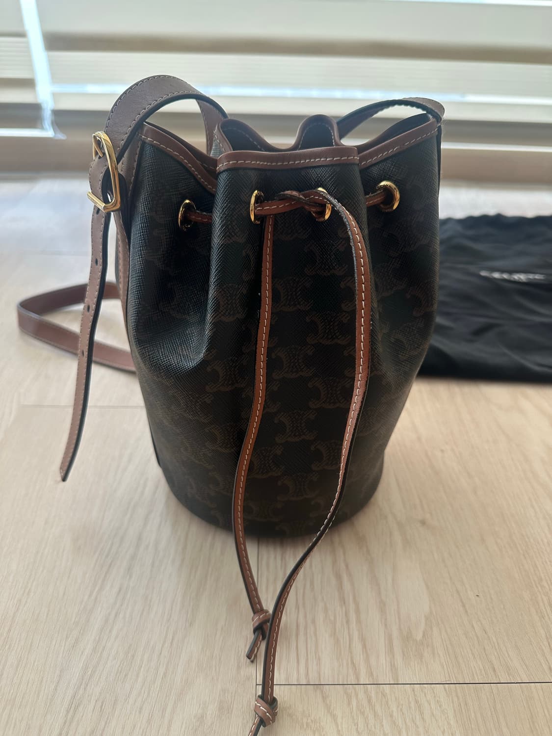 셀린느트리오페숄더백 상품이미지1