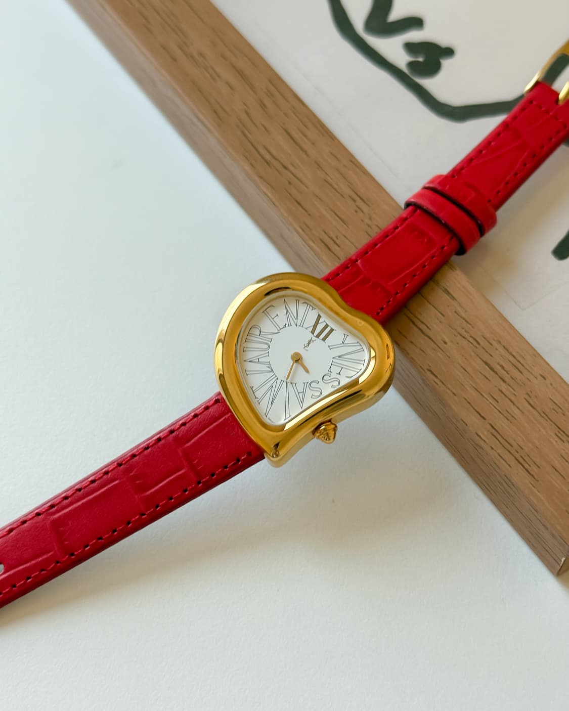 입생로랑 40주년 하트 시계 상품이미지3