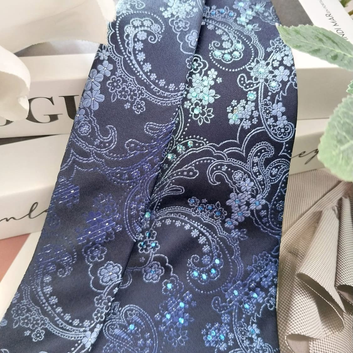 니나리치 실크 네이비 플라워 패턴 넥타이 9cm A등급 K1125
 상품이미지3